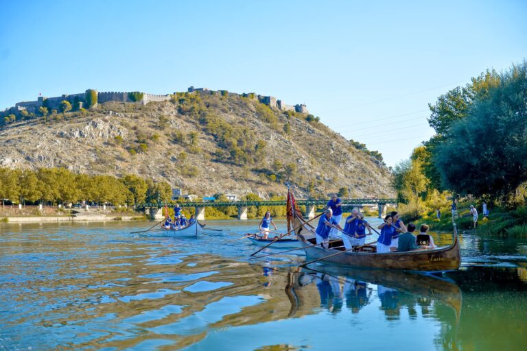 Nga Muriqani 10 mijë turistë në ditë, udhëtojnë për pushime në Shkodër. Pjesa më e madhe nga Gjermania, Hollanda apo Franca