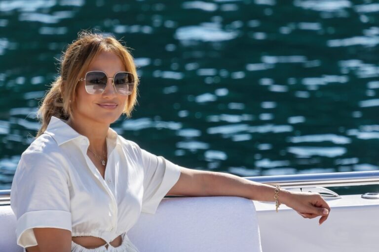 Jennifer Lopez shihet duke udhëtuar në një linjë ekonomike fluturimi!