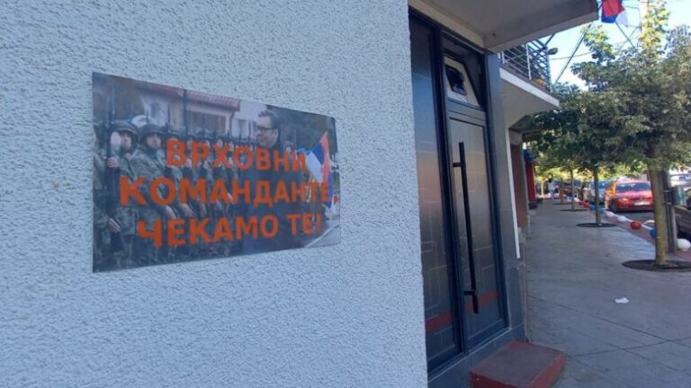 Posterat me fotografinë e Vuçiqit në veri, policia hap rast për nxitje të urrejtjes