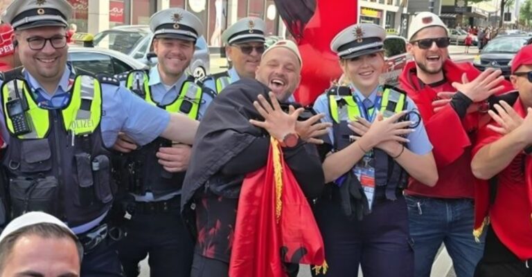 Policët gjermanë nuk i rezistojnë tundimit, festojnë me tifozët shqiptarë në Dortmund