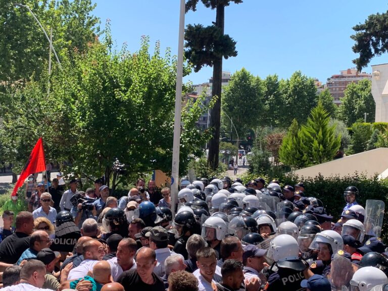 Redjon Shtylla: Në protestë pashë disa gra në fron të parë dhe jo rini