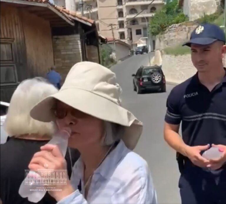 VIDEO/ Sot një prej ditëve më të nxehta, Rama: Mirënjohje policëve që ofruan ujë të ftohtë për qytetarët dhe turistët
