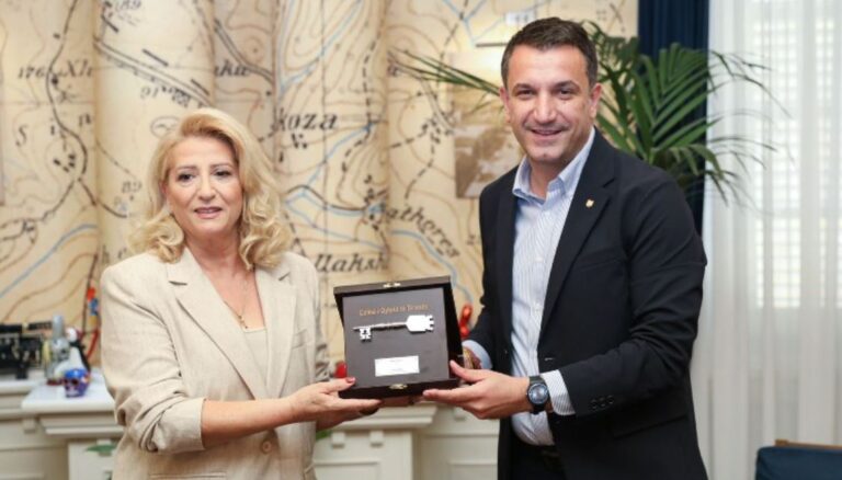 Veliaj i dhuron Çelësin e Tiranës artistes Shkurte Fejza. Nesër koncerti te Pallati i Kongreseve
