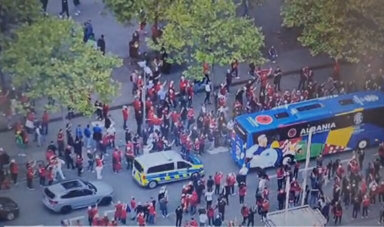 Futbollistët e kombëtares mbërrijnë mes entuziazmit në stadiumin e Dortmundit (VIDEO)