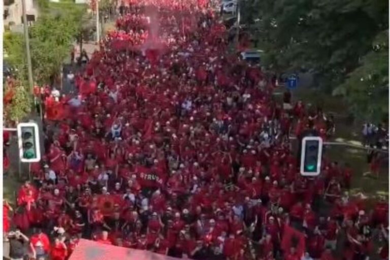 VIDEO/ Sonte sfida historike. Shqiptarët dhurojnë spektakël ne Dusseldorf, nis marshimi drejt stadiumit