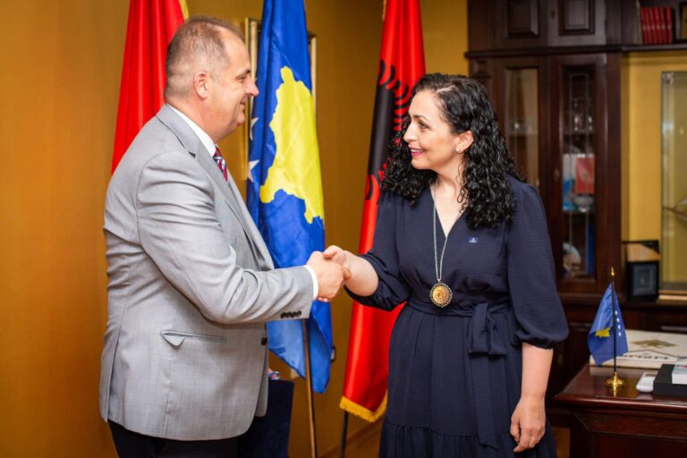 Presidentja e Kosovës, Vjosa Osmani ka uruar Genci Nimanbegun për marrjen e detyrës së re si kryetar i Komunës së Ulqinit