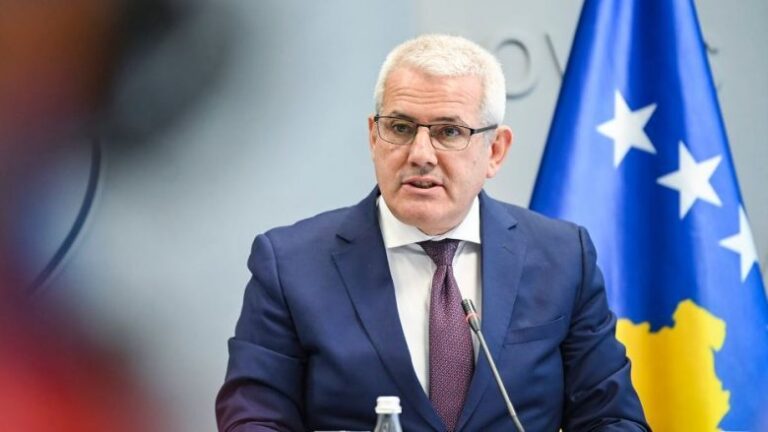 Ministri i Punëve të Brendshme të Kosovës, Xhelal Sveçla paralajmëron arrestimin e Vuçiq