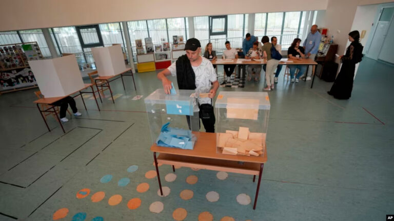 Zëri i Amerikës: Serbia mban zgjedhjet për pushtetin lokal