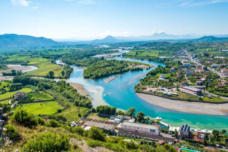 Rragami në Shkodër ”thith” turistët! Të huajt: Fantastike! Udhëtim me varka drejt Komanit e lumit të Shalës