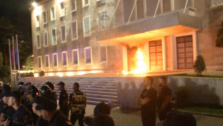 Tensionohet situata/ Protestuesit hedhin lëndë djegëse drejt godinës së Kryeministrisë