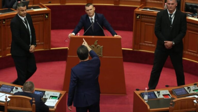 Kuvend/ Flamur Noka i shkon në foltore Dumanit, ndërhyn menjëherë Garda