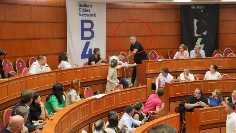 Halit Valteri kallëzon Tedi Blushin në polici për sherrin, këshilltari i PL-së: U provokova, mori përgjigjen e merituar