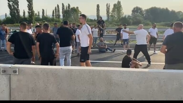 Banorët dalin në protestë, bllokojnë aksin e ri me pagesë Thumanë-Kashar. Ka tension me policinë