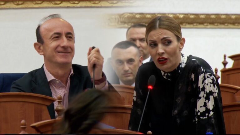 ”Ca burra do kthehen në gra”! Gjylameti-Sulës: Na kërko falje! Açka: S’ka gjë më të shëmtuar se të jesh burrë i bukur