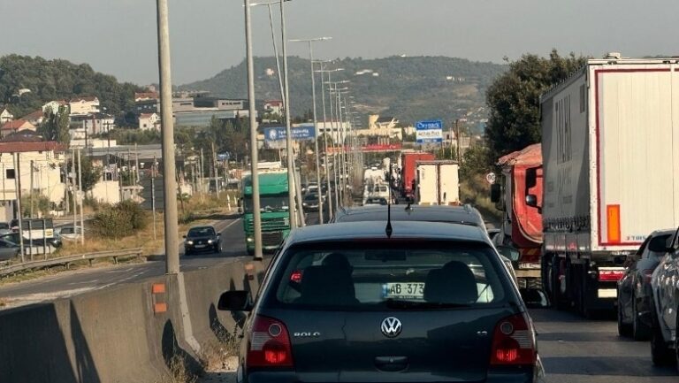 Fotolajm/ Radhë kilometrike mjetesh në autostradën Durrës-Tiranë, në Vorë qarkullimi është bllokuar