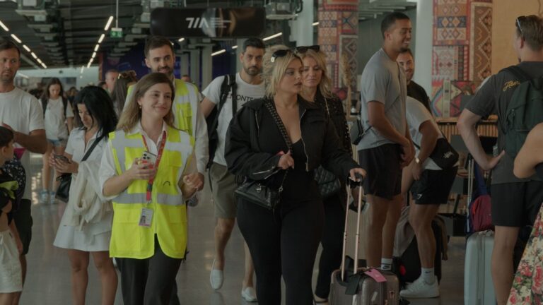 Bebe Rexha në Rinas, këngëtarja bën foto me njerëzit dhe udhëton me një linjë të thjeshtë avioni