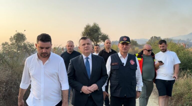 Vatra e zjarrit në Kavajë, ministri Balla në terren ndjek nga afër operacionin. Policia ka evakuar banorët