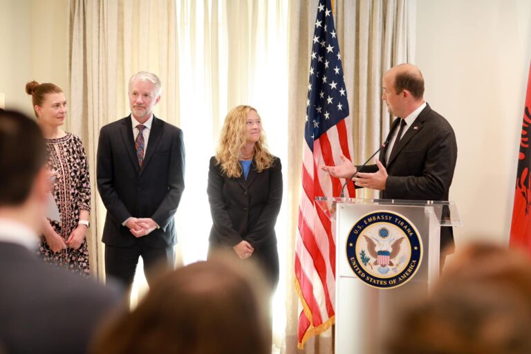FOTO/ Ambasada e SHBA: Amerika e angazhuar për të mbështetur reformën në drejtësi dhe demokracinë në Shqipëri