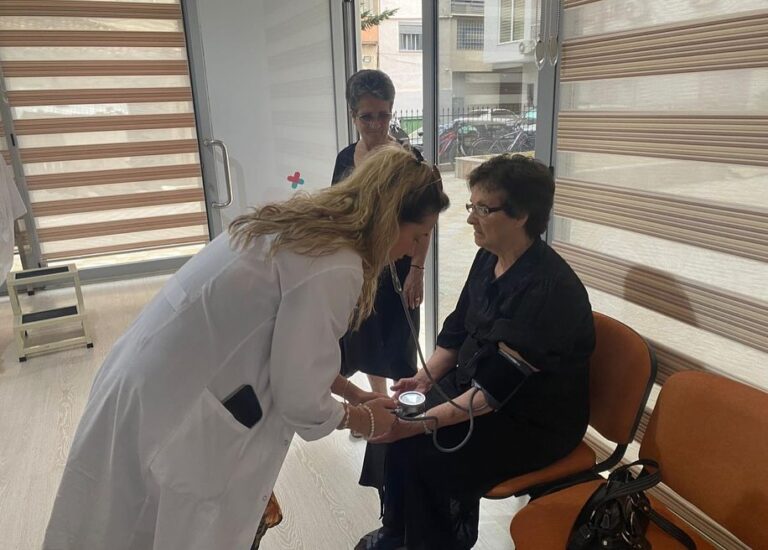 Ministrja Koçiu: Mbi 20 mijë pushues kanë marrë ndihmë mjekësore në 34 qendra shëndetësore verore