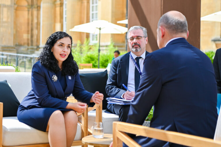 Presidentja e Kosovës, Vjosa Osmani thirrje nga Londra: Të mbrojmë demokracinë e rajonit nga Putini