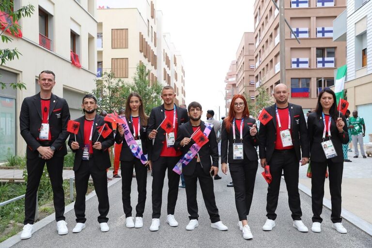 FOTO/ Ekipi kuqezi gati për ceremoninë hapëse të Lojërave Olimpike, Paris 2024. Krah tyre është edhe Rama