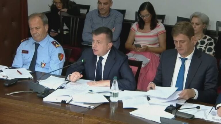 Ma@akra në Memaliaj/ PD i kërkon dorëheqjen, Balla flet për përgjegjësi të policisë: Në një vit u parandaluan 163 ngjarje kriminale