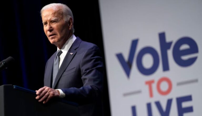 VOA: Përpjekjet për të qëndruar në garë mes thirrjeve të demokratëve për t’u tërhequr, një provë për fushatën e Presidentit Biden