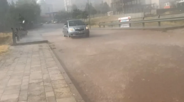 Në mes të temperaturave ekstreme stuhi shiu me bresher, aqsa sa bllokon qytetin!