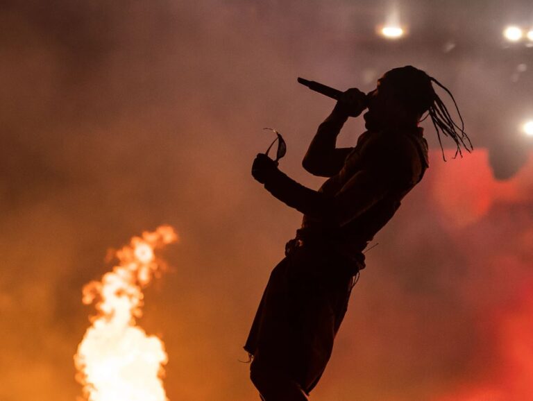 Zbulohet sa para fiton Travis Scott në koncerte