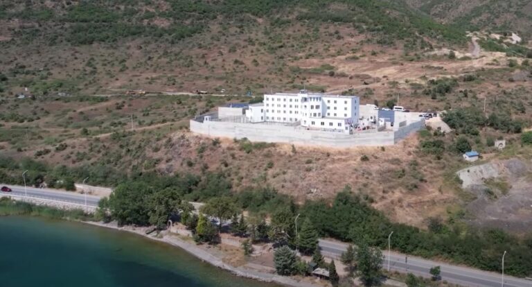 Kronikë/ Burgu me pamje nga liqeni dhe në një kodër, palestër dhe vende pune