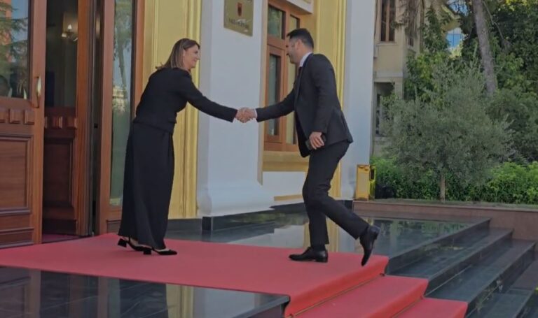 VIDEO/ Ministrat e rinj të qeverisë ”Rama 3” futen në Kuvend, në hyrje i pret këngëtarja e njohur