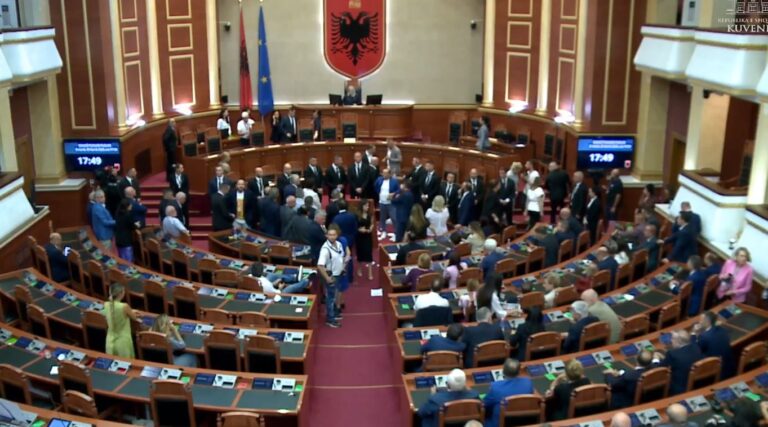 VIDEO/ Elisa Spiropali kryetare e re e Kuvendit! Anulohet votimi me kuti përshkak të protestës, Rama ulet pranë Majkos