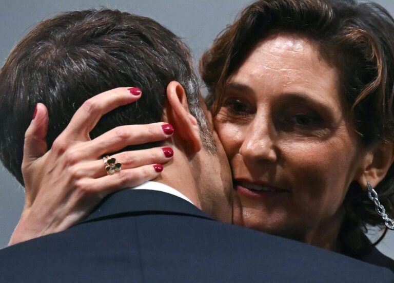 FOTO/ Ministrja dhe ”puthja pasionante” me Macron, ajo është nënë e tre fëmijëve dhe një figurë…