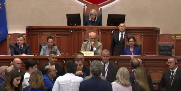 Seanca e dekreteve dhe zgjedhjes së Spiropalit, shoqerohet me protesta në Kuvend