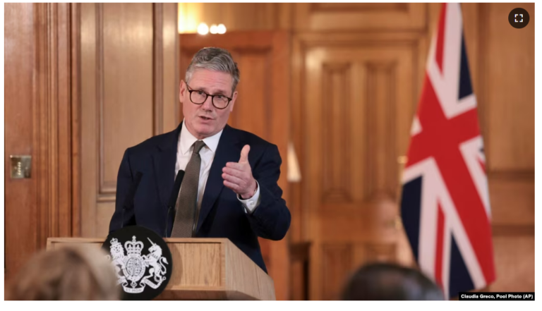 Britani, kryeministri Starmer i jep fund skemës së dëbimit të emigrantëve në Ruandë