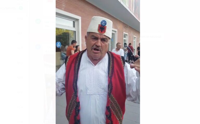 VIDEO/ Protestuesi me veshje popullore, dedikime nga selia blu për Bashën dhe Berishën