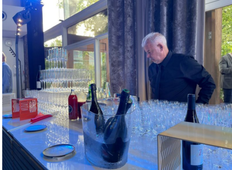 Shishet e shampanjës që nuk u hapen në Francë nga Marine le Pen! (foto)