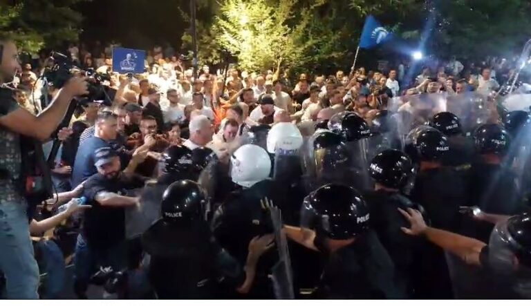 VIDEO/ Militantët e Partisë së Lirisë përplasen me policinë tek Bashkia e Tiranës