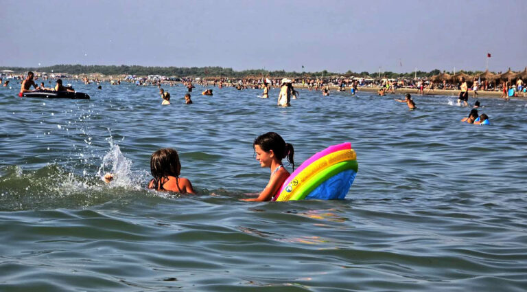 Rama prezanton plazhin e mrekullueshëm të Darzezës në Fier