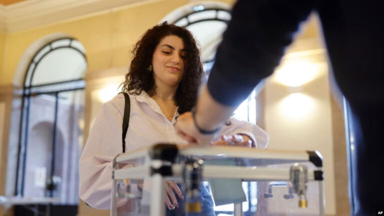 Franca në raundin e dytë të zgjedhjeve me të djathtën ekstreme që synon pushtetin