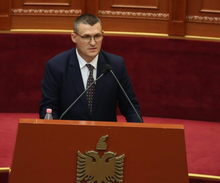 ”Po e ktheni Berishën në të burgosur politik”, Dumani i përgjigjet Shehut: E kam ndërtuar jetën jashtë politikës