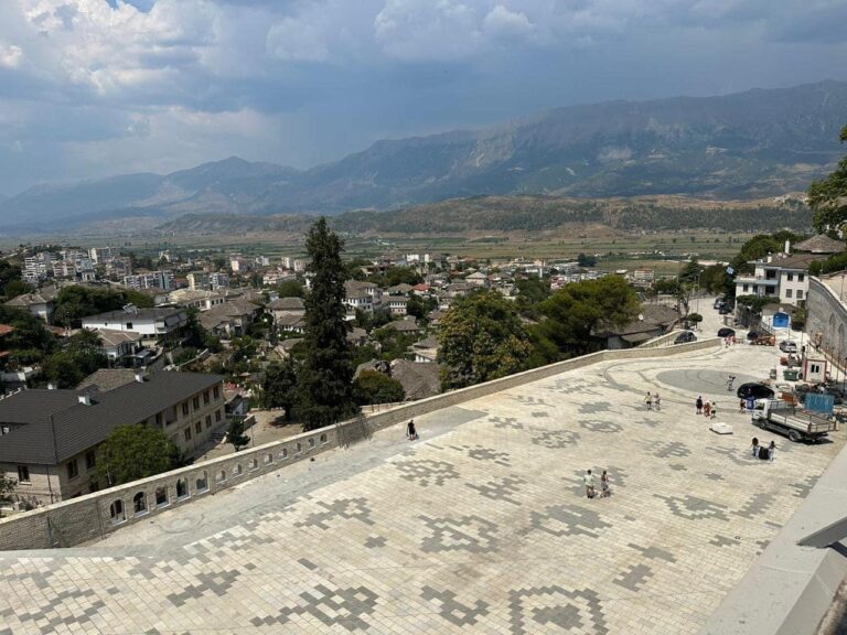 Rama publikon fotot: Drejt fundit “qilimi i gurtë” i mirëseardhjes në Gjirokastër
