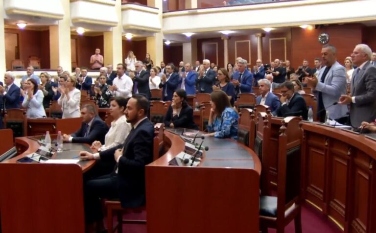 Nikolla largohet nga Parlamenti, deputetët e PS dhe të PD ngrihen në këmbë dhe e duartrokasin