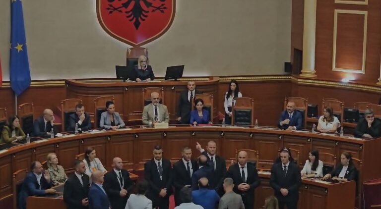 VIDEO/ Votimi i ministrave të rinj, Bardhi: Rama është mafioz. Nikolla përjashton kreun e grupit të PD