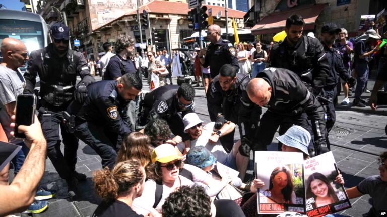 Protestuesit izraelitë bllokojnë rrugët, kërkojnë lirimin e pengjeve dhe armëpushim
