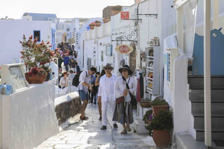 Banorëve të Santorinit u kërkohet të mbyllen në shtëpi: Po vijnë 17,000 turistë dhe na duhet hapësirë