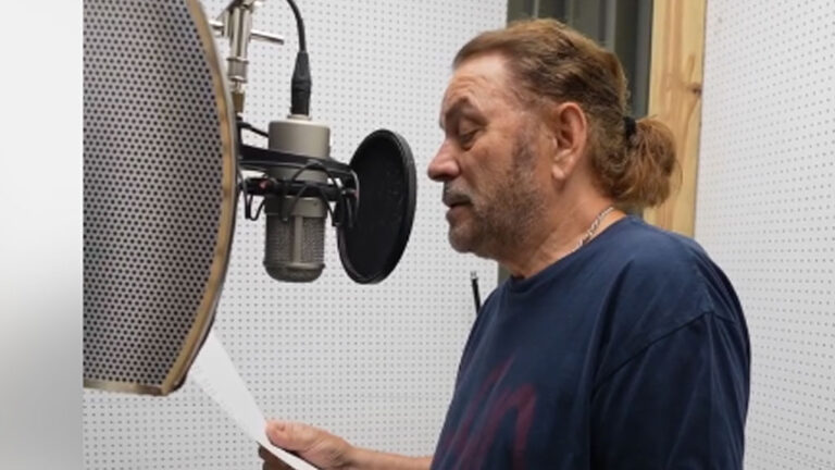 Timo Flloko iu bashkua nismës “Dhuro zërin” me poezinë e Kadaresë