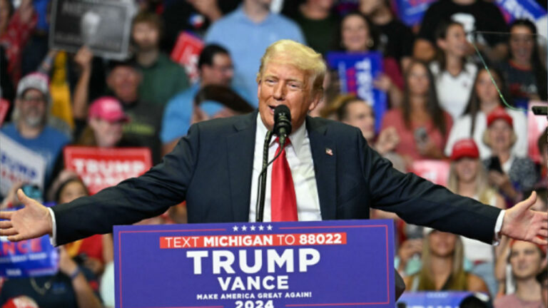 Donald Trump në skenën e Van Del Arena në Michigan: “Mora një plumb për demokracinë”