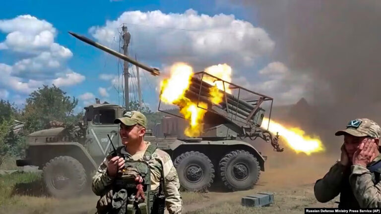 Burimet: Ukraina godet me dronë një depo municionesh brenda Rusisë