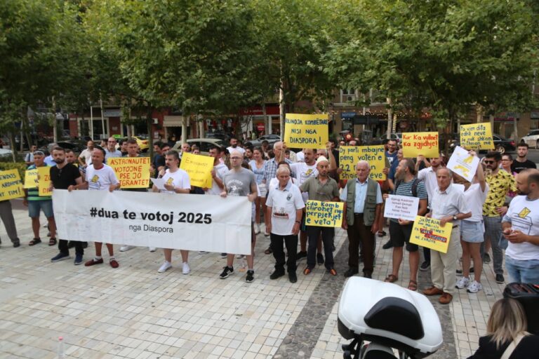 FOTO/ Diaspora protestë para Kuvendit, thirrje politikës: Dua të votoj në 2025